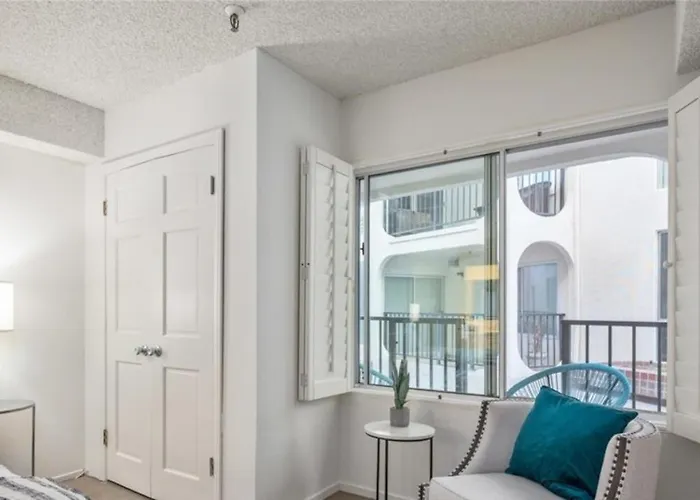 Oceanfront One Bedroom Retreat Near Riviera Village